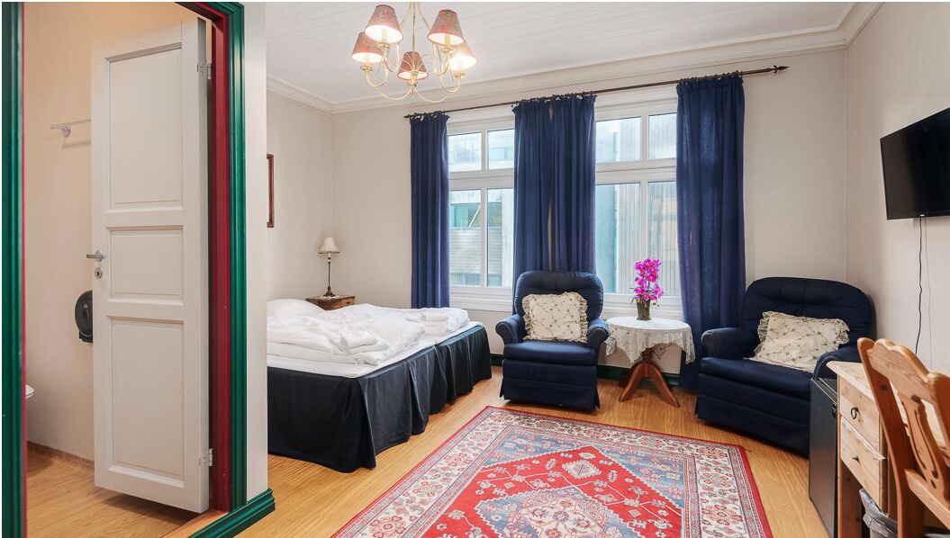 Skrivebord, skrivebord for bærbar PC, wi-fi (inkludert) og sengetøy