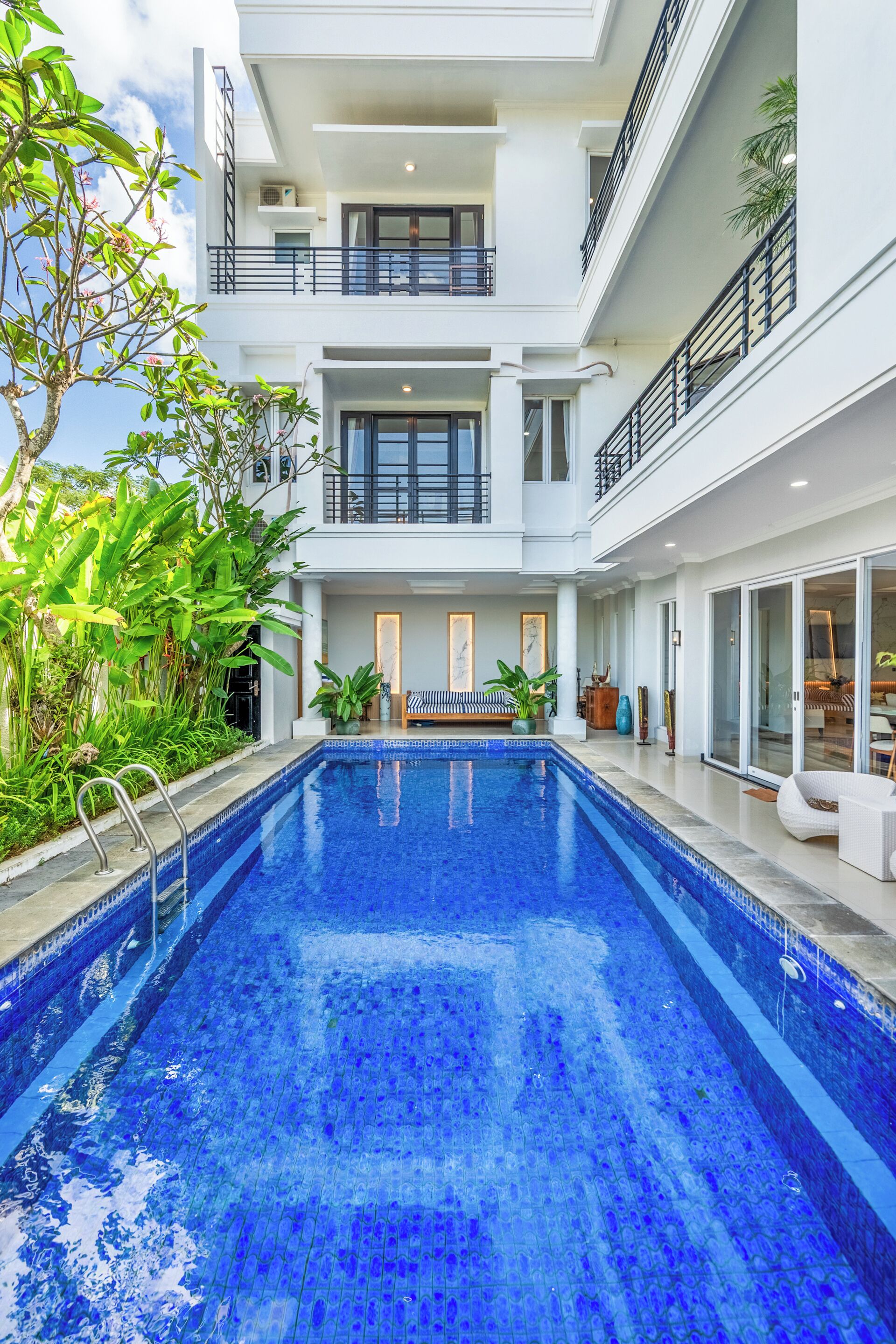 Kolam renang indoor