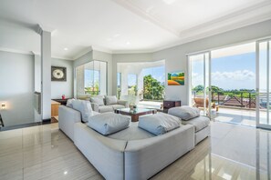 Luxury Villa | Living room | Flat-screen TV