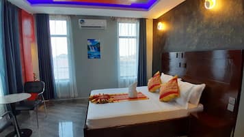 Meja kerja, ruang kerja ramah laptop, kedap suara, dan Wi-Fi gratis