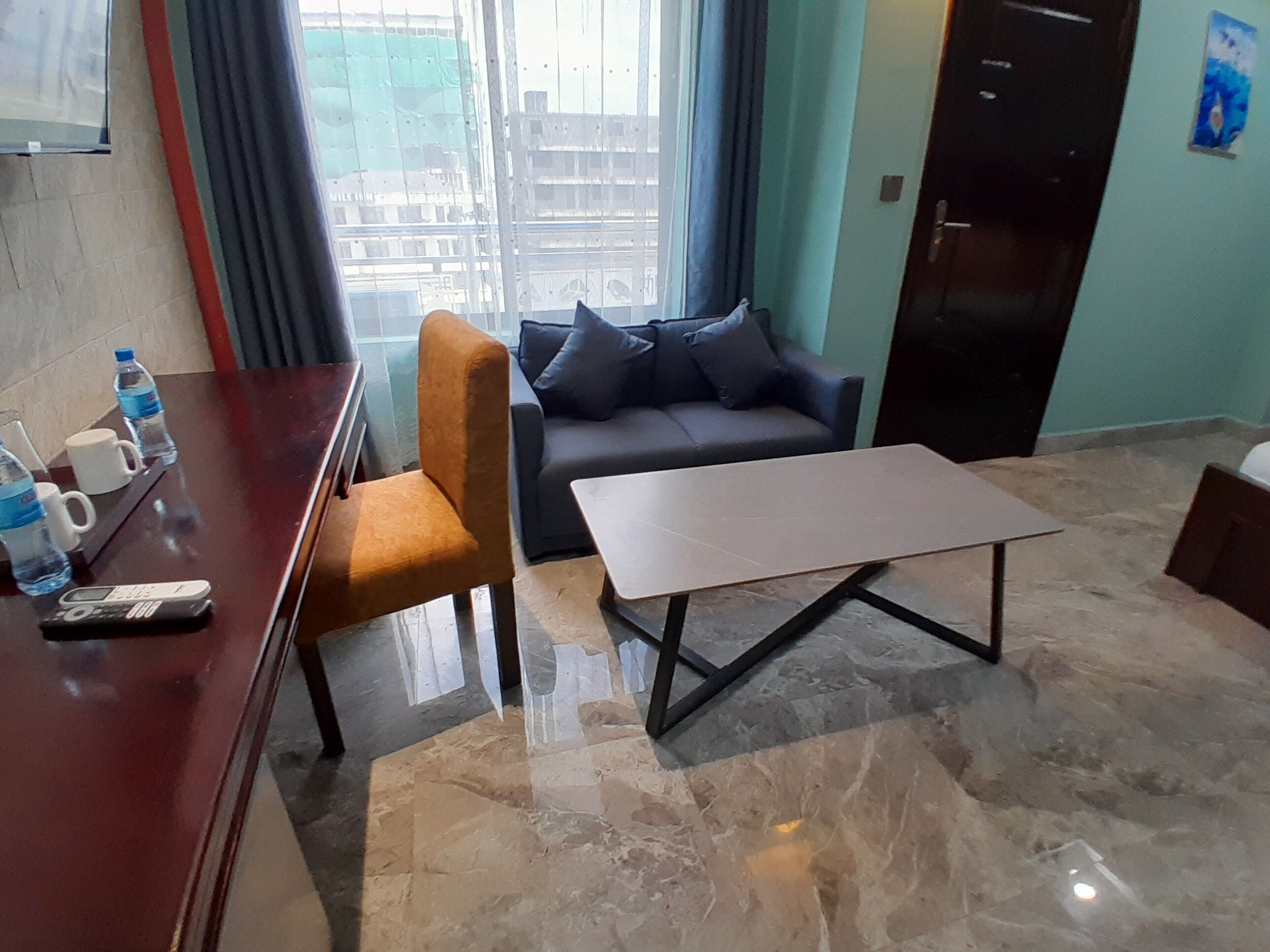 Meja kerja, ruang kerja ramah laptop, kedap suara, dan Wi-Fi gratis