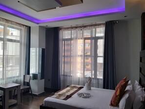 Deluxe Room, Balcony, City View | Desk, laptop workspace, soundproofing, free WiFi - MAZOLA DIAMOND HOTEL (Dar es Salaam)