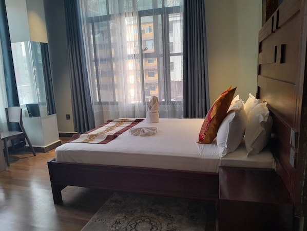 Desk, laptop workspace, soundproofing, free WiFi - MAZOLA DIAMOND HOTEL (Dar es Salaam)