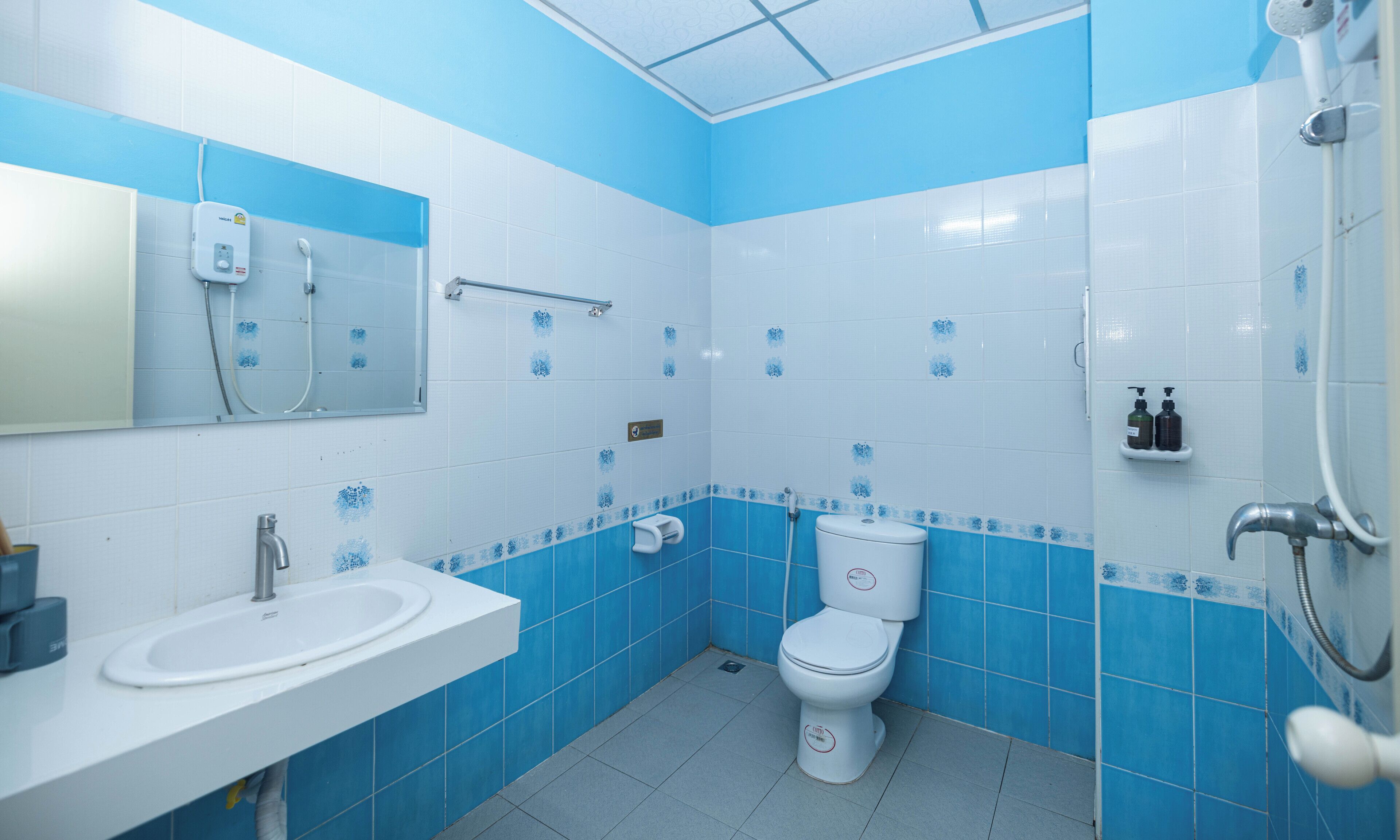 Comfort-Vierbettzimmer, Balkon, Stadtblick | Badezimmer | Dusche, Haartrockner, Hausschuhe, Handtücher