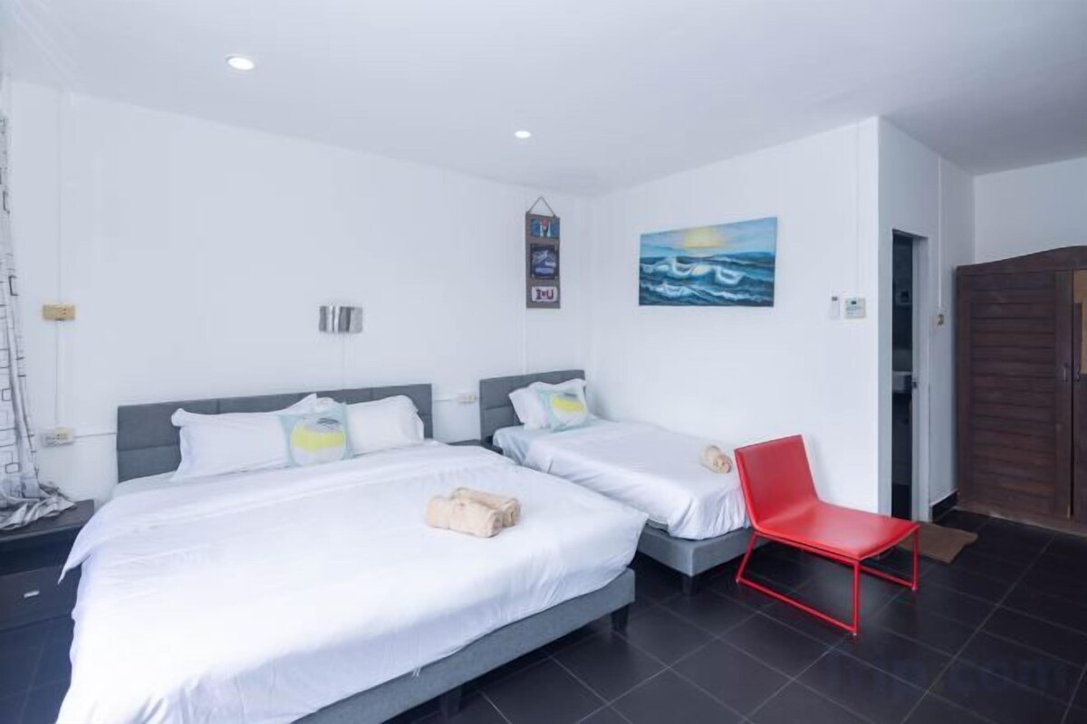 Down duvets, in-room safe, blackout curtains, free WiFi