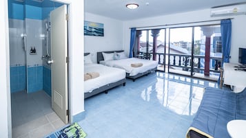 Quarto quádruplo conforto, sacada, vista para a cidade | Edredons de pluma, cofres nos quartos, cortinas blackout