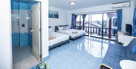 舒适四人房, 阳台, 城市景观 | 羽绒被、客房内保险箱、遮光窗帘、免费 WiFi