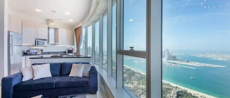 Apartamento superior, 2 habitaciones, vistas al mar, mirando al mar | Zona de estar | Una televisión de pantalla plana, Netflix, Hulu, servicios de streaming