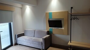 Deluxe Tek Büyük Yataklı Oda, Balkon, Şehir Manzaralı | Masa, dizüstü bilgisayar çalışma alanı, ücretsiz kablosuz İnternet 
