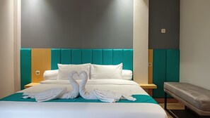 Doppia Deluxe, balcone, vista città | Una scrivania, postazione laptop, Wi-Fi gratuito