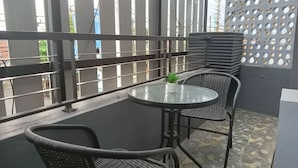 Deluxe Tek Büyük Yataklı Oda, Balkon, Şehir Manzaralı | Teras/veranda
