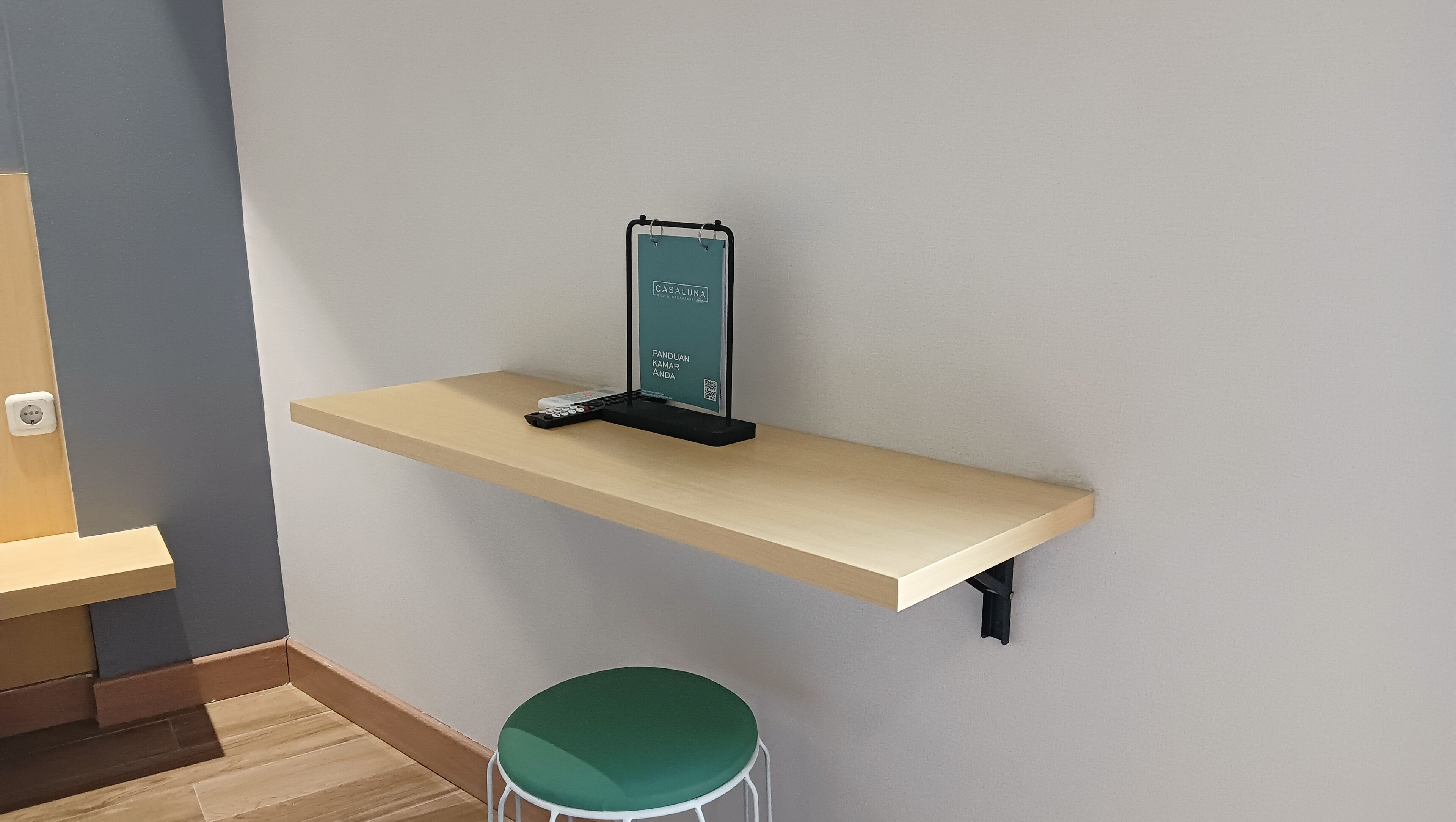 Desk, laptop workspace, free WiFi