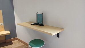 Deluxe Tek Büyük Yataklı Oda, Balkon, Şehir Manzaralı | Masa, dizüstü bilgisayar çalışma alanı, ücretsiz kablosuz İnternet 