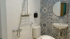 Shower, towels, soap, shampoo