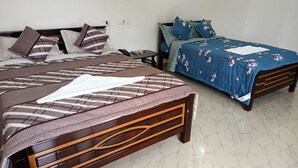 Une chambre avec deux lits, chacun ayant un motif de literie différent.