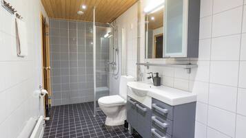 Douche, sĂšche-cheveux, bidet, serviettes fournies