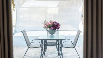 Luxury Cottage, Garden View | In-room safe, blackout curtains, iron/ironing board, free WiFi