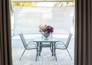 Luksus-småhus, hageutsikt | Safe på rommet, blendingsgardiner og strykejern/-brett