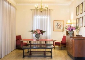 Familiehus, hageutsikt | Oppholdsområde | En 32-tommers smart-TV med Parabol-TV samt Netflix og strømmetjenester