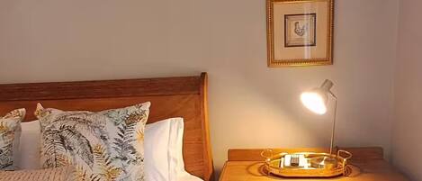 Luksus-studiosuite, terrasse, bakgårdsutsikt | Safe på rommet, blendingsgardiner og strykejern/-brett