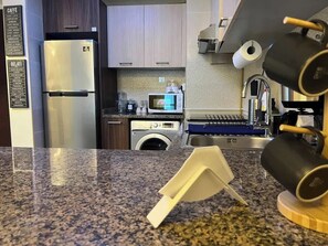 Køleskab, mikrobølgeovn, ovn, kogeplade