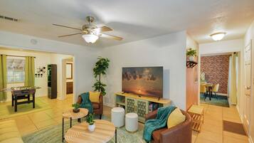 TV connectée, baby-foot, table de tennis de table, livres