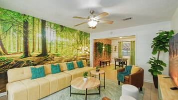 Smart-TV, Tischfußball, Tischtennisplatte, Bücher