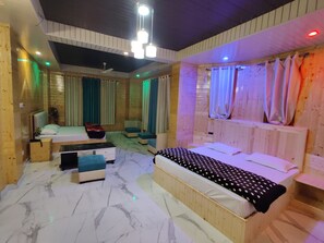 Habitación Deluxe con 1 cama doble o 2 individuales | Ropa de cama de alta calidad, colchones Select Comfort, cortinas opacas