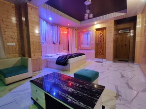 Premium bedding, Select Comfort beds, blackout drapes, free WiFi - Majestic Mountain Bhaiji Guest House (Bhuntar)