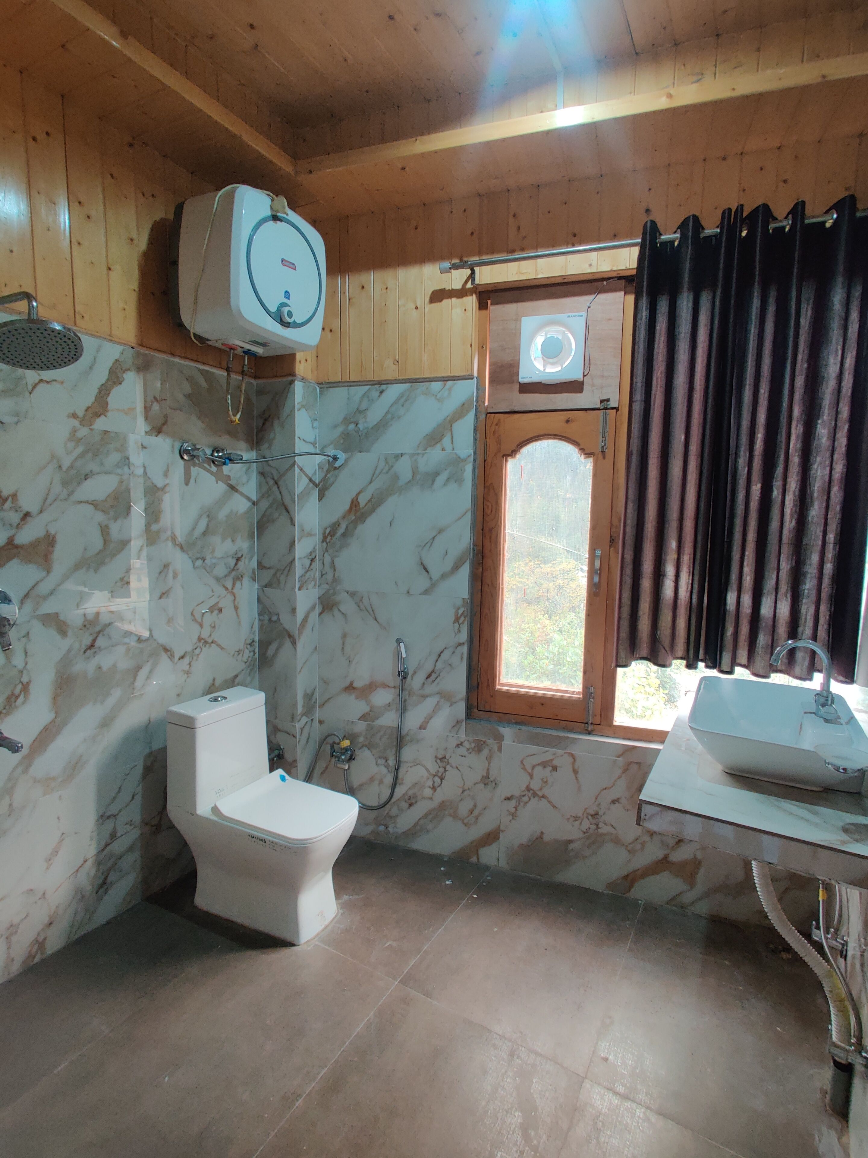 Een badkamer met toilet, douche en wastafel.