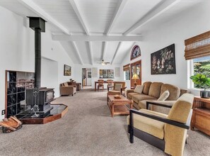 Living area - Peaceful Volcano, Hawaii retreat. Close to Volcano National Park (Forestville)