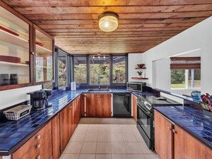 Private kitchen - Peaceful Volcano, Hawaii retreat. Close to Volcano National Park (Forestville)