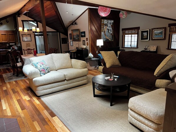 Interior - Soothing house among the redwoods with WiFi in charming Forestville (Forestville)