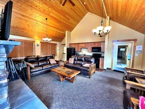 Smart TV, chimenea, oficina