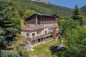 Front of property - Auberge de Jeunesse HI Valdeblore (Valdeblore)