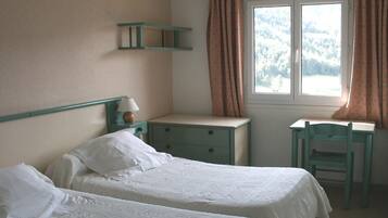 Twin Room with Ensuite Bathroom | Desk, soundproofing, free WiFi, bed sheets