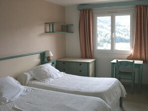 Twin Room with Ensuite Bathroom
