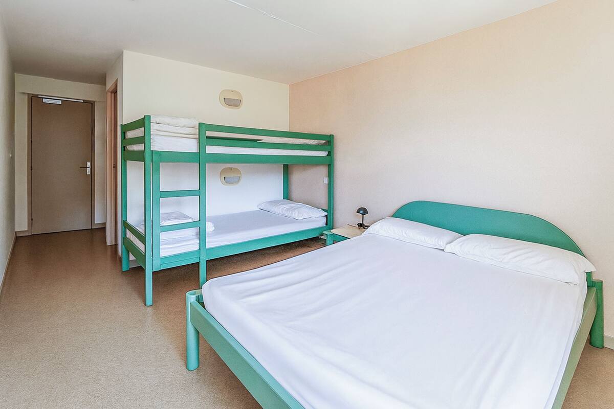 Desk, soundproofing, free WiFi, bed sheets