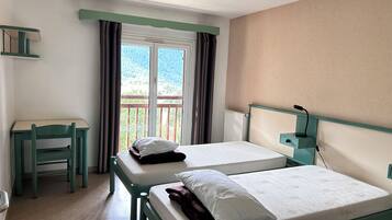 Twin Room with Ensuite Bathroom | Desk, soundproofing, free WiFi, bed sheets