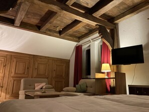 4 bedrooms, travel cot, WiFi, bed sheets