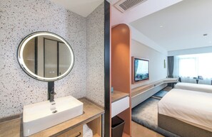 Familie driepersoonskamer, uitzicht op stad | Woonruimte | Een printer