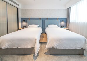 Eenvoudige Twin kamer, uitzicht op stad | Een bureau, een laptopwerkplek, verduisterende gordijnen