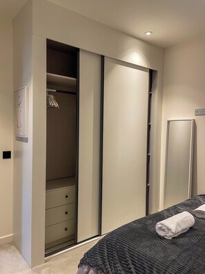 2 Schlafzimmer, Schreibtisch, Bügeleisen/Bügelbrett, kostenloses WLAN