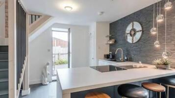 Lemari es, microwave, oven, dan kompor