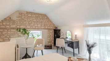 1 kamar tidur, meja kerja, setrika/meja setrika, dan Wi-Fi gratis