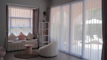 Deluxe Suite, 1 King Bed | Living area