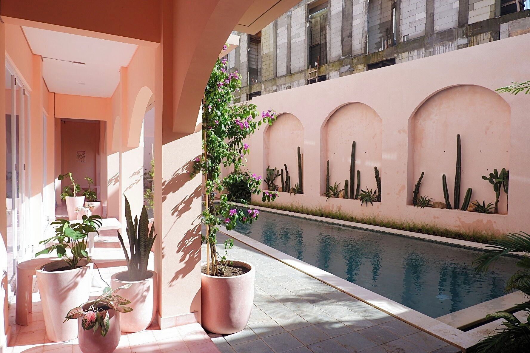 خزنة داخل الغرفة ومكواة/لوح كي وواي فاي مجانًا