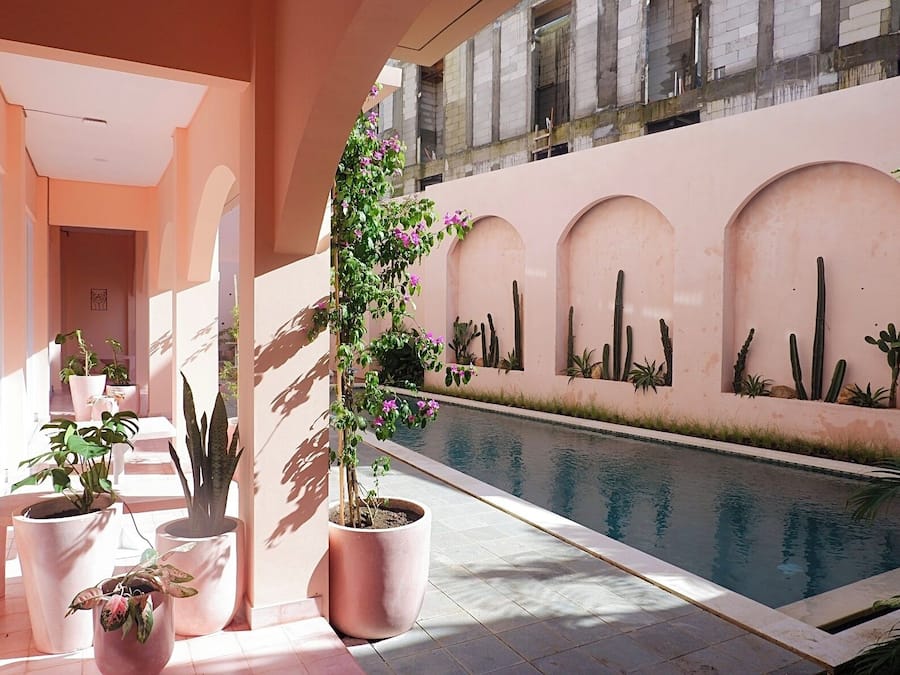 Caja de seguridad en la habitación y tabla de planchar con plancha