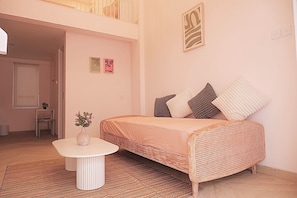 Estudio Confort, 1 cama King size y sofá cama | Área de sala de estar