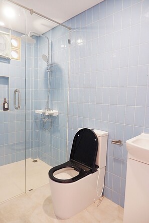 Shower, towels, soap, shampoo - PONDER Bali (Canggu)